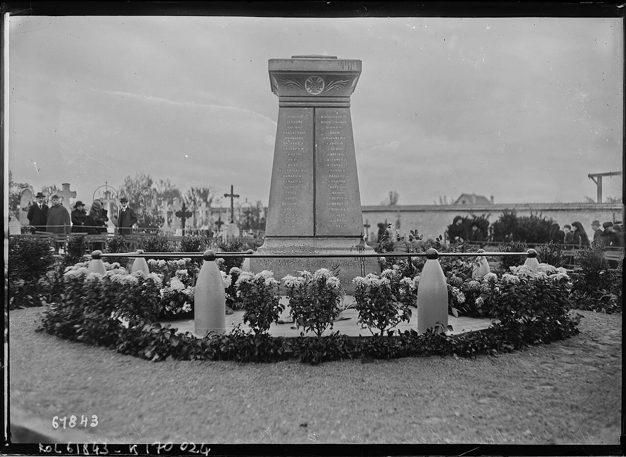 Le monument aux morts de Bourg-la-Reine — photographie, 1920