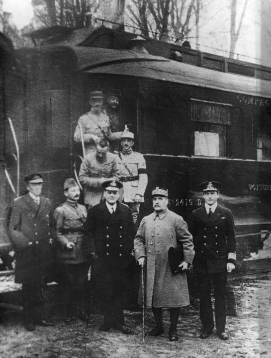 Foch et les délégués alliés devant le wagon de l’armistice — photographie, 11 novembre 1918