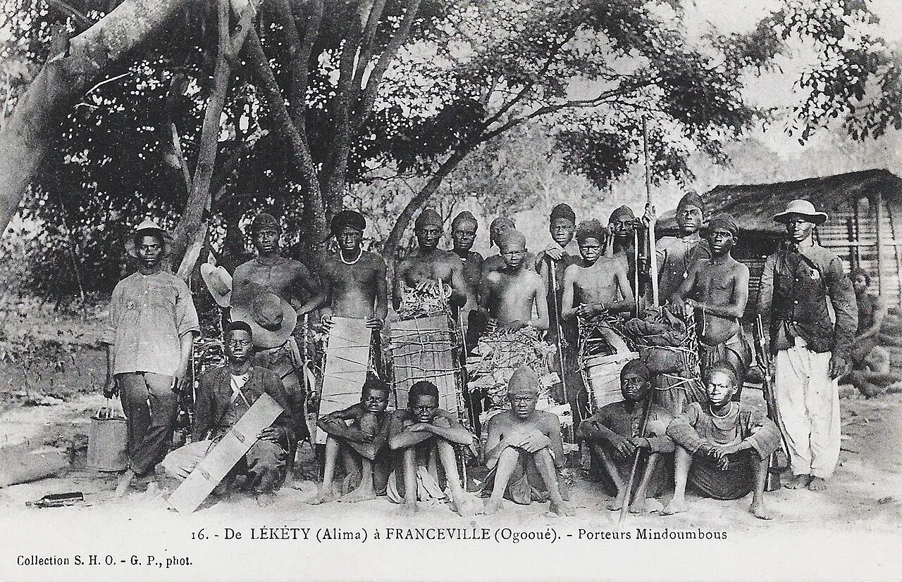De Lékéty à Franceville, porteurs Mindoumbous — carte postale, vers 1900