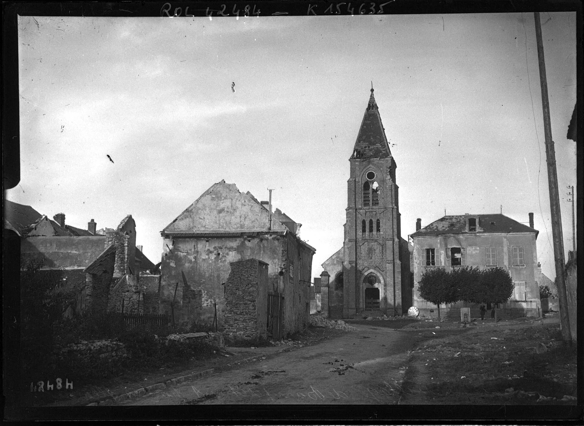 Entrée du village de Barcy détruit — photographie de l’agence Rol, septembre 1914
