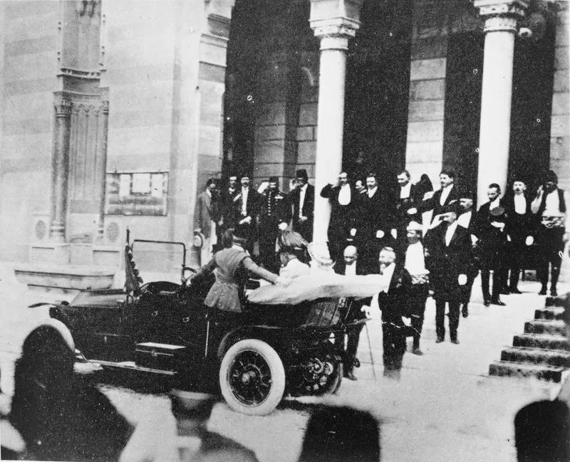 L’archiduc François-Ferdinand et sa femme sortent de l’hôtel de ville de Sarajevo, 28 juin 1914, photographie.