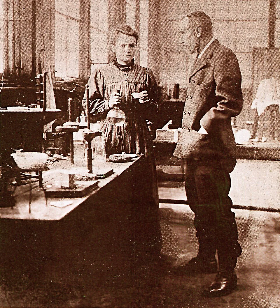 Marie et Pierre Curie dans leur laboratoire — photographie, vers 1904