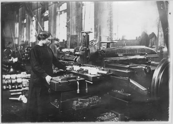 Une ouvrière dans une usine de guerre — photographie, pendant la guerre