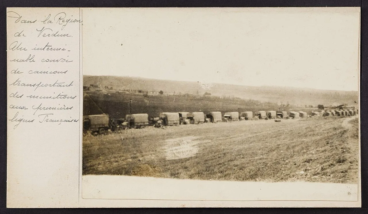 Dans la région de Verdun. Un interminable convoi de camions transportant des munitions jusqu’aux premières lignes françaises — carte-photo, vers 1916