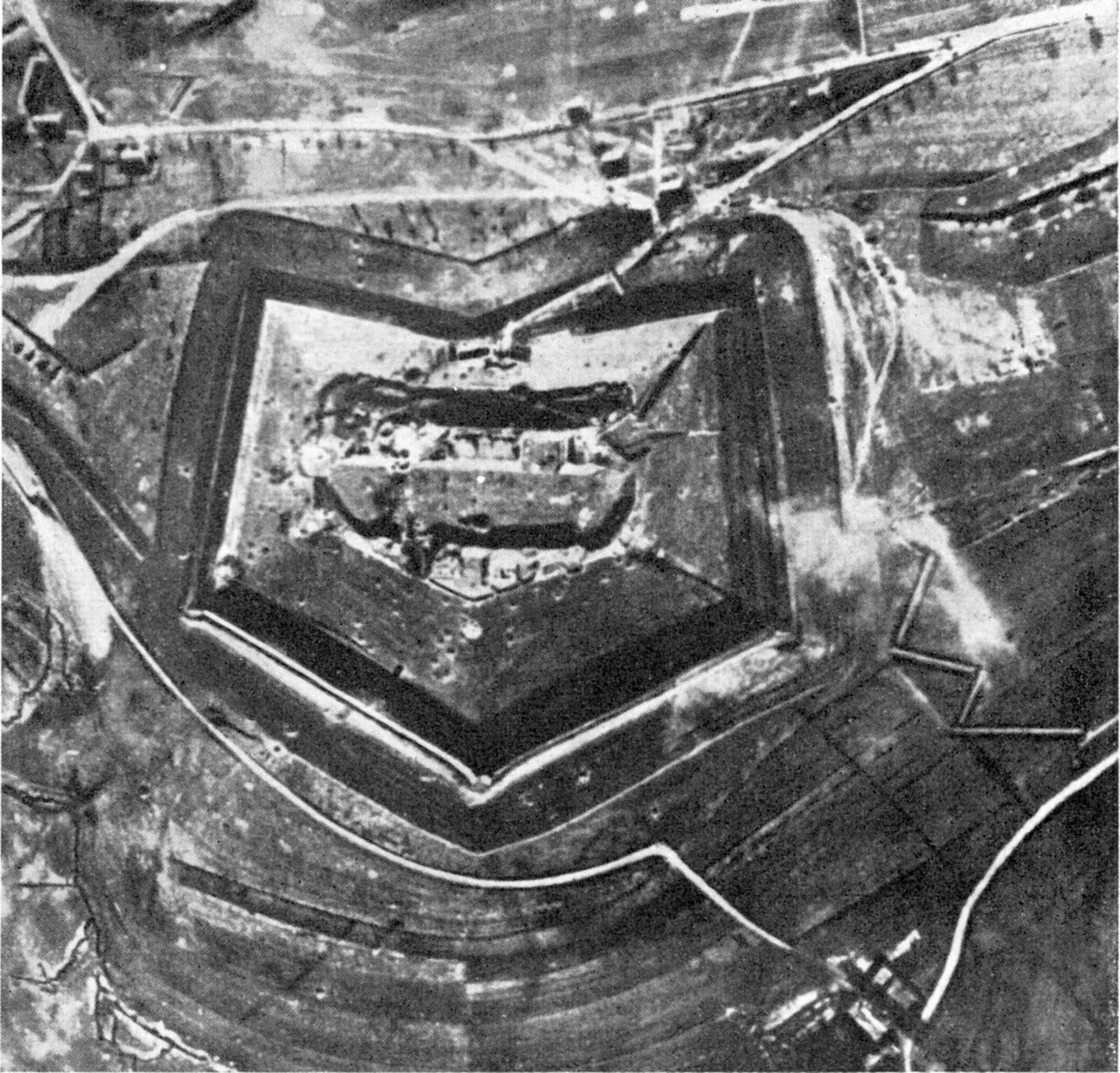Le fort de Douaumont vu d’avion — photographie aérienne allemande, 1916