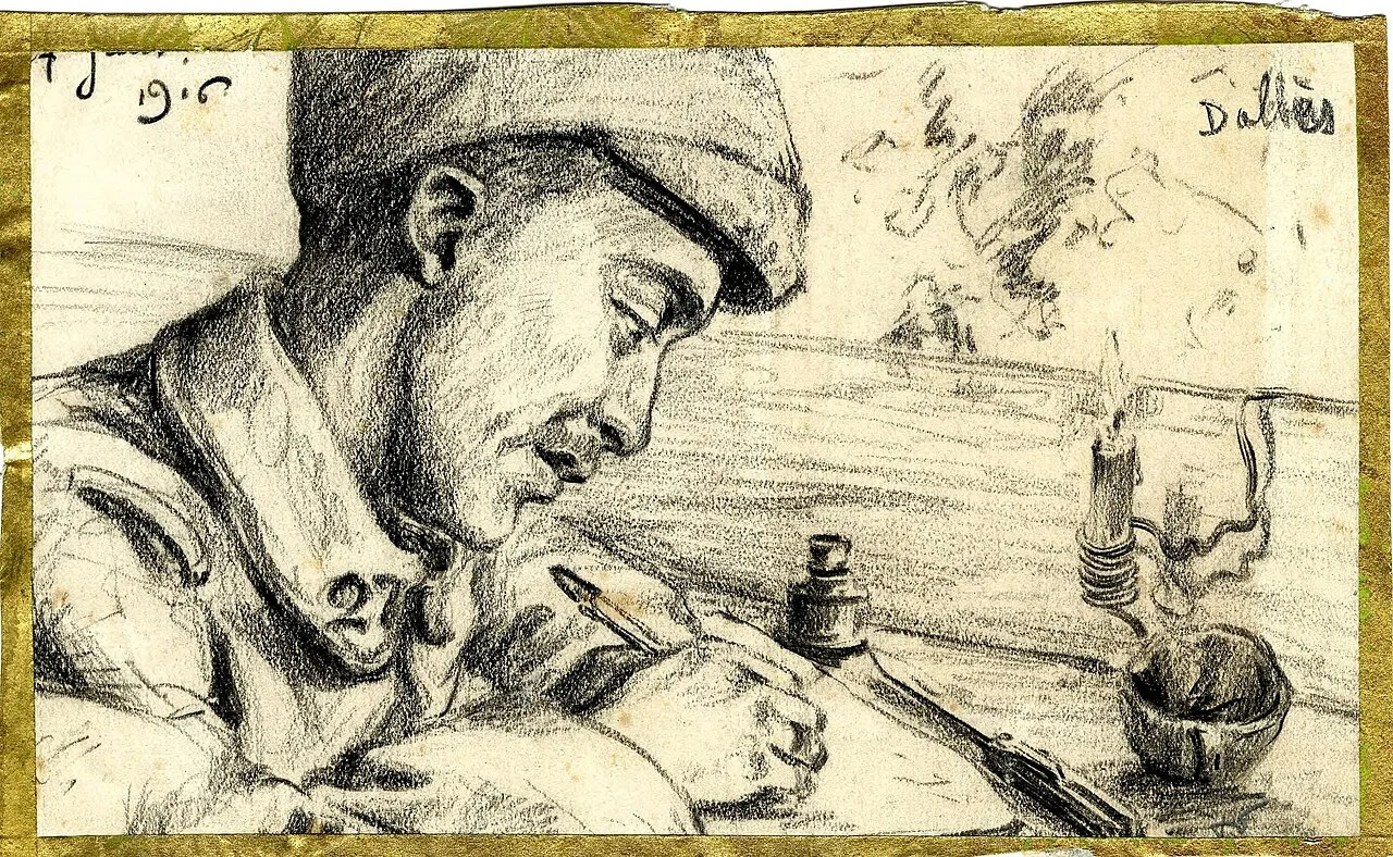 Dessin au crayon : un poilu en bonnet écrit une lettre à la lueur d’une bougie.
